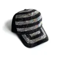 Close-up detail van een zwarte strass honkbalpet met sprankelende kristallen strepen. - Volwassene, Hoofdomtrek 58cm Verstelbaar / Zwart (Zilver en Zwarte Strass-steentjes)