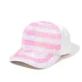 Detailopname van het sprankelende roze en iriserende strass-patroon op de witte pet. - Volwassene, Hoofdomtrek 58cm Verstelbaar / Wit (AB Wit en Roze Strass-steentjes)