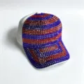 Gedetailleerde closeup van een witte dameshonkbalpet versierd met rode en blauwe strasssteentjes. - Volwassene, Hoofdomtrek 58cm Verstelbaar / Wit (Blauw en Rode Strass-steentjes)
