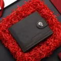 Cartera corta de cuero para hombre detalle, con textura suave negra y cierre de broche seguro. - Negro