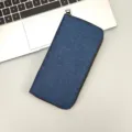 Portafoglio lungo uomo in tela blu, chiusura con cerniera, design multi-scomparto. - Blu
