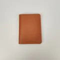 Portafoglio corto minimalista da donna in pelle marrone con design a cuciture fini. - Marrone chiaro