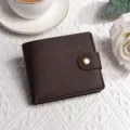 Portafoglio corto in pelle marrone scuro da donna con chiusura a bottone a pressione - Caffè