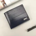 Portafoglio corto da uomo con elegante trama orizzontale e dettaglio in metallo. - Blu zaffiro