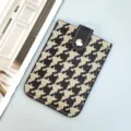 Portacarte stampa pied-de-poule bianco e nero con linguetta in pelle e bottone a pressione - Bianco e nero