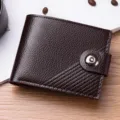 Portafoglio corto da uomo in pelle marrone scuro con texture goffrata e chiusura magnetica. - Caffè Scuro