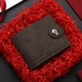 Cartera corta marrón de hombre en piel sintética con cierre de botón, monedero tarjetero compacto. - Café Oscuro