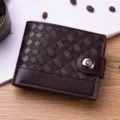 Portafoglio corto da uomo in pelle intrecciata con scomparti carte e chiusura. - Caffè Scuro