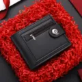 Portafoglio corto da uomo in pelle nera con tasca con zip e bottone a pressione, porta carte. - Nero