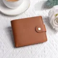 Portafoglio corto marrone da donna in pelle con chiusura a pressione, portamonete e carte. - Marrone chiaro