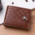 Portafoglio corto da uomo in pelle marrone con chiusura a bottone, porta carte e tasca. - Caffè Chiaro
