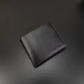 Ανδρικό κοντό πορτοφόλι bifold από δέρμα PU, κλασικό μαύρο πορτοφόλι για καθημερινή χρήση. - Μαύρο