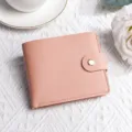 Portafoglio corto rosa da donna con chiusura a pressione, pratico portamonete. - Rosa
