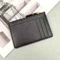 Portacarte in pelle nera testurizzata con zip superiore e vari slot per carte utili. - Nero
