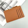 Portacarte in pelle PU marrone con chiusura lampo, fessure multiple e tasca portamonete. - Caffè Chiaro