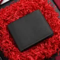 Portafoglio uomo bifold in pelle opaca con cuciture a contrasto, design sottile ed elegante. - Nero