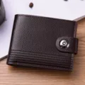 Portafoglio corto da uomo in pelle marrone scuro con chiusura a bottone e design. - Caffè Scuro