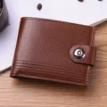 Portafoglio corto da uomo in pelle marrone con chiusura a bottone e design testurizzato. - Caffè Chiaro
