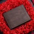 Portafoglio corto da uomo in pelle PU marrone scuro con eleganti cuciture bianche e pratiche tasche. - Caffè Scuro