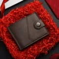 Portafoglio corto marrone da uomo con bottone a pressione e design elegante, pratico per ogni giorno. - Caffè Scuro