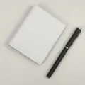 Portacarte e copripassaporto minimalista in pelle bianca con design sottile e compatto. - Azzurro