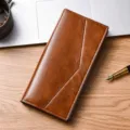 Portafoglio lungo marrone da uomo in stile business con design patchwork capiente. - Caffè Chiaro
