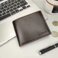 Portafoglio uomo in pelle marrone scuro con texture martellata e design compatto per uso quotidiano. - Caffè Scuro