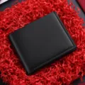 Portafoglio corto da uomo in pelle nera, design bifold classico, elegante e minimalista. - Nero
