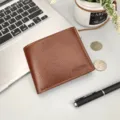 Portafoglio corto da uomo in pelle marrone con porta carte e design elegante e pratico. - Caffè Chiaro