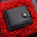 Portafoglio corto nero da uomo in pelle con chiusura a bottone a pressione, porta carte compatto. - Nero