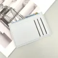 Portacarte minimalista in pelle blu chiaro con zip, fessure multiple e tasca monete. - Azzurro