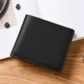 Portafoglio corto nero da uomo minimalista con scomparti per carte e superficie in pelle - Nero