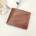 Portafoglio corto da uomo in pelle PU marrone con eleganti cuciture diagonali design compatto. - Caffè Chiaro