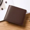 Portafoglio corto da uomo in pelle liscia marrone scuro con scomparti per carte multipli. - Caffè Scuro