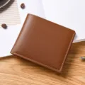 Portafoglio corto da uomo in pelle liscia marrone con scomparti multipli per carte e tessere. - Caffè Chiaro