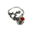 Detalle del anillo de plata vintage con diseño de rosa y cuenta de piedra roja brillante. - Abierto Ajustable / Plata Antigua
