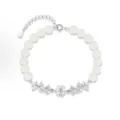 Weißes Perlenarmband mit glitzernden Zirkonia Blumenanhängern und silberner Verlängerungskette - Blauregen Blume (S654) / Weiß