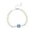 Elegantes weißes Perlenarmband mit blauem Kleeblatt-Anhänger und funkelnden Kristallen für Damen. - Blaue Blume (S646) / Blau