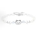 Zarte Silberarmband mit süßem Katzen-Anhänger, weißen Perlen und funkelnden Schmetterlingsdetails. - Damen Katze (S671) / Weiß
