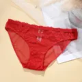 Slip da donna in pizzo rosso a vita media, mutandine traspiranti in rete per l'estate. - Rosso Acceso
