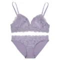 Vue detaillee de l'ensemble soutien-gorge et culotte en dentelle violette a motif floral. - Lavande