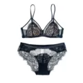 Zwarte Franse kanten lingerieset met doorschijnende mesh bralette en bijpassende slip. - S (Geschikt voor 70ABC) / Top en Broek / Zwart
