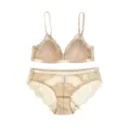 Franse kanten lingerieset met beugelloze bh en slip in elegante champagnekleurvariant. - S (Geschikt voor 70ABC) / Top en Broek / Champagne