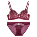 Wijnrode Franse kanten lingerieset, beugeloze driehoek BH en bijpassende damesslip. - S / Set / Bordeauxrood