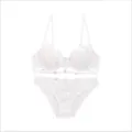 Conjunto de lencería blanco con bordado floral, tirantes sexys y malla transparente atractiva. - 70B/32B / Parte Superior e Inferior / Blanco