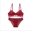 Vista detallada del conjunto de lencería roja bordada con tirantes y delicado encaje floral. - 70B/32B / Parte Superior e Inferior / Burdeos
