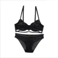 Detalle del conjunto de lencería bordado de malla de encaje negro con finos tirantes y anillas. - 70B/32B / Parte Superior e Inferior / Negro