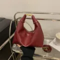 Μπορντό τσάντα χόμπο για γυναίκες, κομψή τσάντα ώμου PU δέρματος με μεταλλική αγκράφα. - Κόκκινο