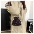 Bolso cubo de corduroy con fresas detalle, bolso de hombro elegante para uso diario casual. - Negro
