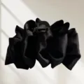 Gros plan détaillé d'une élégante pince à cheveux noire avec un nœud raffiné. - 13cm / Noir